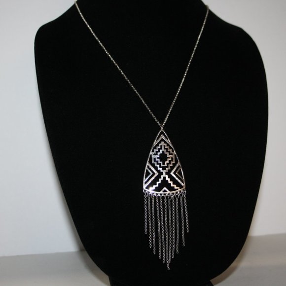 Beautiful silver American Eagle outfitters necklace long 36-38"
